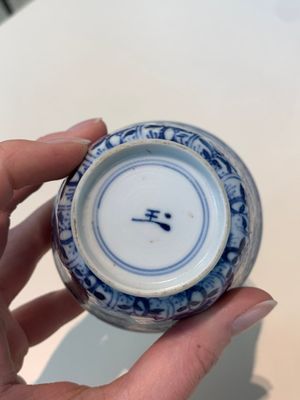18 Chinese blue and white cups and 16 saucers with floral design, jade mark, Kangxi — photo 100