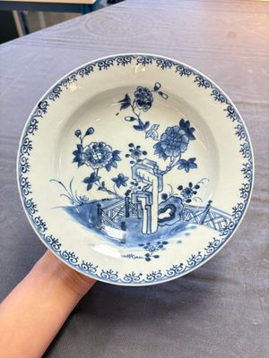 18 Chinese blue and white plates and saucers with floral design, 18th C. — 照片 15