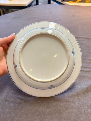 18 Chinese blue and white plates and saucers with floral design, 18th C. — 照片 18