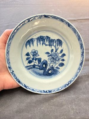18 Chinese blue and white plates and saucers with floral design, 18th C. — 照片 23