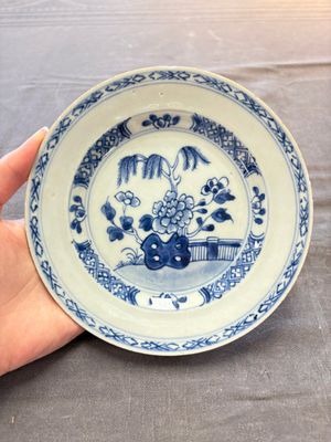 18 Chinese blue and white plates and saucers with floral design, 18th C. — 照片 25