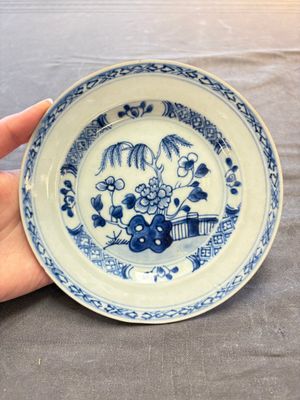 18 Chinese blue and white plates and saucers with floral design, 18th C. — 照片 29