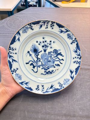 18 Chinese blue and white plates and saucers with floral design, 18th C. — 照片 3