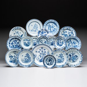 18 Chinese blue and white plates and saucers with floral design, 18th C. — 照片 1