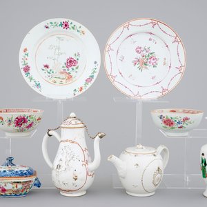 18th C. Chinese porcelain: Two grisaille jugs, a tureen, two bowls and two plates, Qianlong and a Yongzheng famille rose vase — foto 1