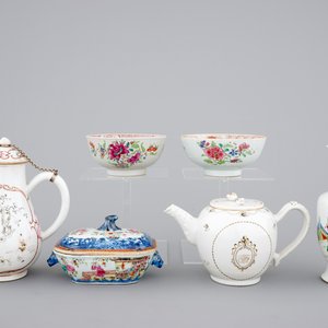 18th C. Chinese porcelain: Two grisaille jugs, a tureen, two bowls and two plates, Qianlong and a Yongzheng famille rose vase — foto 2