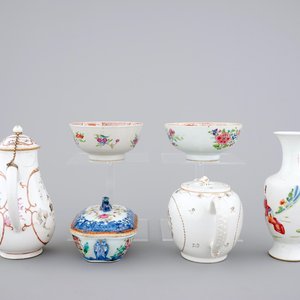 18th C. Chinese porcelain: Two grisaille jugs, a tureen, two bowls and two plates, Qianlong and a Yongzheng famille rose vase — foto 3