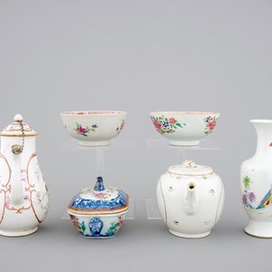 18th C. Chinese porcelain: Two grisaille jugs, a tureen, two bowls and two plates, Qianlong and a Yongzheng famille rose vase — foto 5