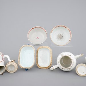 18th C. Chinese porcelain: Two grisaille jugs, a tureen, two bowls and two plates, Qianlong and a Yongzheng famille rose vase — foto 6