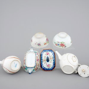 18th C. Chinese porcelain: Two grisaille jugs, a tureen, two bowls and two plates, Qianlong and a Yongzheng famille rose vase — foto 7