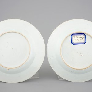 18th C. Chinese porcelain: Two grisaille jugs, a tureen, two bowls and two plates, Qianlong and a Yongzheng famille rose vase — foto 8