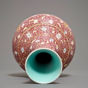 19-20世纪 珊瑚红粉彩花卉纹赏瓶  — 照片 7