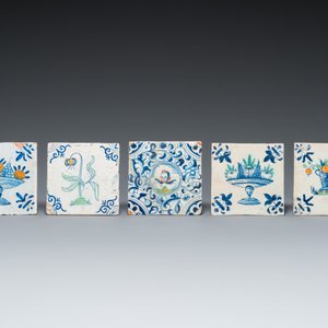 19 blue and white and polychrome Dutch Delft tiles, 16/17th C. — photo 2
