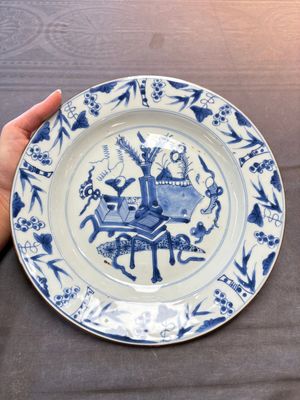 19 Chinese blue and white plates with antiquities, floral, and landscape design, Kangxi — foto 11