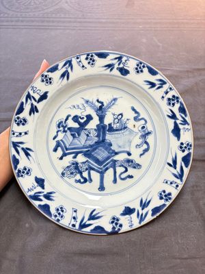 19 Chinese blue and white plates with antiquities, floral, and landscape design, Kangxi — foto 13