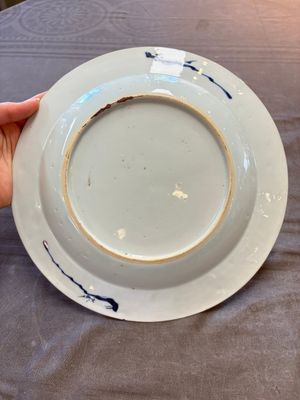 19 Chinese blue and white plates with antiquities, floral, and landscape design, Kangxi — foto 14