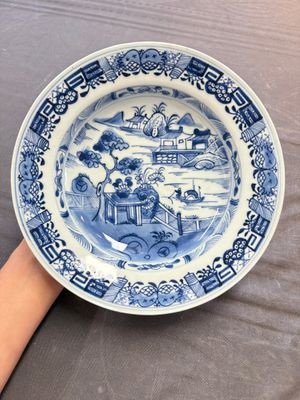 19 Chinese blue and white plates with antiquities, floral, and landscape design, Kangxi — foto 15