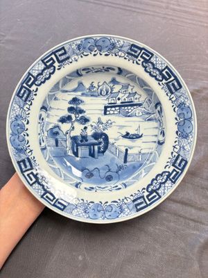 19 Chinese blue and white plates with antiquities, floral, and landscape design, Kangxi — foto 17