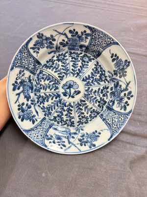 19 Chinese blue and white plates with antiquities, floral, and landscape design, Kangxi — foto 19
