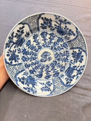 19 Chinese blue and white plates with antiquities, floral, and landscape design, Kangxi — foto 21