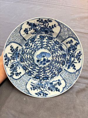 19 Chinese blue and white plates with antiquities, floral, and landscape design, Kangxi — foto 23