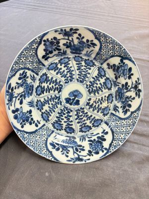 19 Chinese blue and white plates with antiquities, floral, and landscape design, Kangxi — foto 25