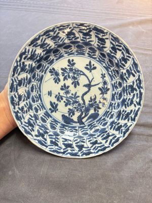 19 Chinese blue and white plates with antiquities, floral, and landscape design, Kangxi — foto 27