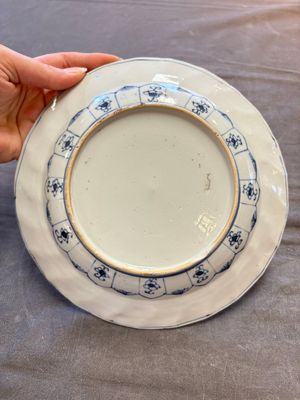19 Chinese blue and white plates with antiquities, floral, and landscape design, Kangxi — foto 28