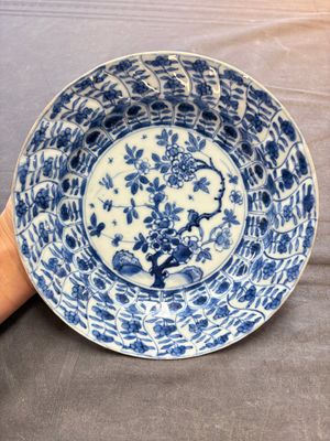 19 Chinese blue and white plates with antiquities, floral, and landscape design, Kangxi — foto 29