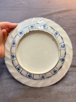 19 Chinese blue and white plates with antiquities, floral, and landscape design, Kangxi — foto 30