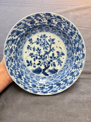 19 Chinese blue and white plates with antiquities, floral, and landscape design, Kangxi — foto 31