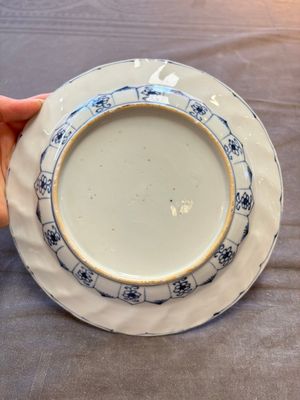 19 Chinese blue and white plates with antiquities, floral, and landscape design, Kangxi — foto 32