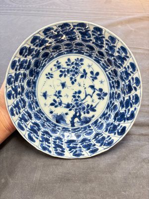 19 Chinese blue and white plates with antiquities, floral, and landscape design, Kangxi — foto 33