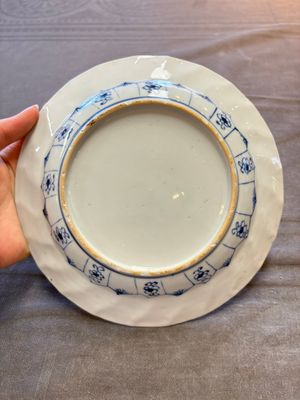 19 Chinese blue and white plates with antiquities, floral, and landscape design, Kangxi — foto 34