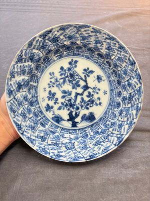 19 Chinese blue and white plates with antiquities, floral, and landscape design, Kangxi — foto 35