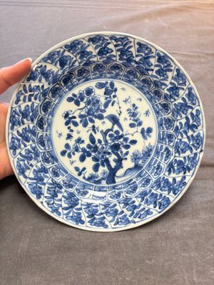 19 Chinese blue and white plates with antiquities, floral, and landscape design, Kangxi — foto 37