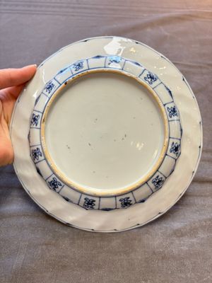 19 Chinese blue and white plates with antiquities, floral, and landscape design, Kangxi — foto 38