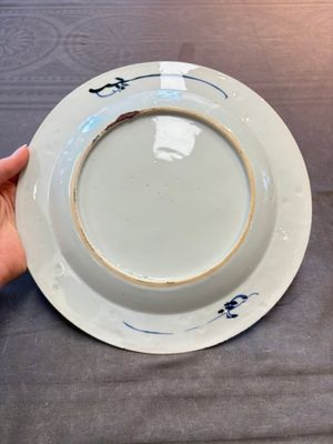 19 Chinese blue and white plates with antiquities, floral, and landscape design, Kangxi — foto 6