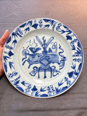 19 Chinese blue and white plates with antiquities, floral, and landscape design, Kangxi — foto 7