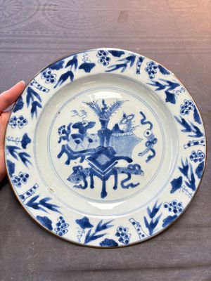 19 Chinese blue and white plates with antiquities, floral, and landscape design, Kangxi — foto 9