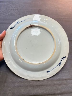 19 Chinese blue and white plates with antiquities, floral, and landscape design, Kangxi — foto 10