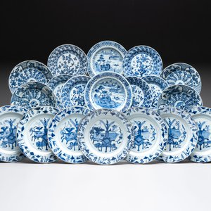 19 Chinese blue and white plates with antiquities, floral, and landscape design, Kangxi — foto 1