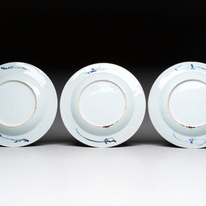 19 Chinese blue and white plates with antiquities, floral, and landscape design, Kangxi — foto 11
