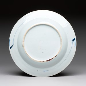 19 Chinese blue and white plates with antiquities, floral, and landscape design, Kangxi — foto 13