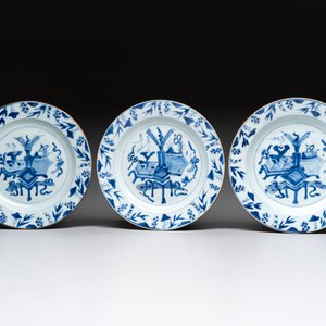 19 Chinese blue and white plates with antiquities, floral, and landscape design, Kangxi — foto 8