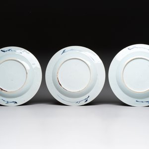 19 Chinese blue and white plates with antiquities, floral, and landscape design, Kangxi — foto 9