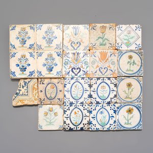 19 polychrome Dutch Delft tiles with floral design, 17th C. — photo 1
