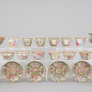 19th C. Chinese Canton famille rose porcelain: a bowl with cover, sixteen cups, four saucers and a bowl — photo 1
