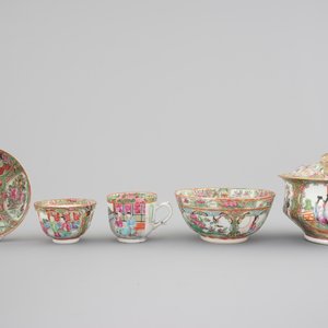 19th C. Chinese Canton famille rose porcelain: a bowl with cover, sixteen cups, four saucers and a bowl — photo 2