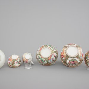 19th C. Chinese Canton famille rose porcelain: a bowl with cover, sixteen cups, four saucers and a bowl — photo 3